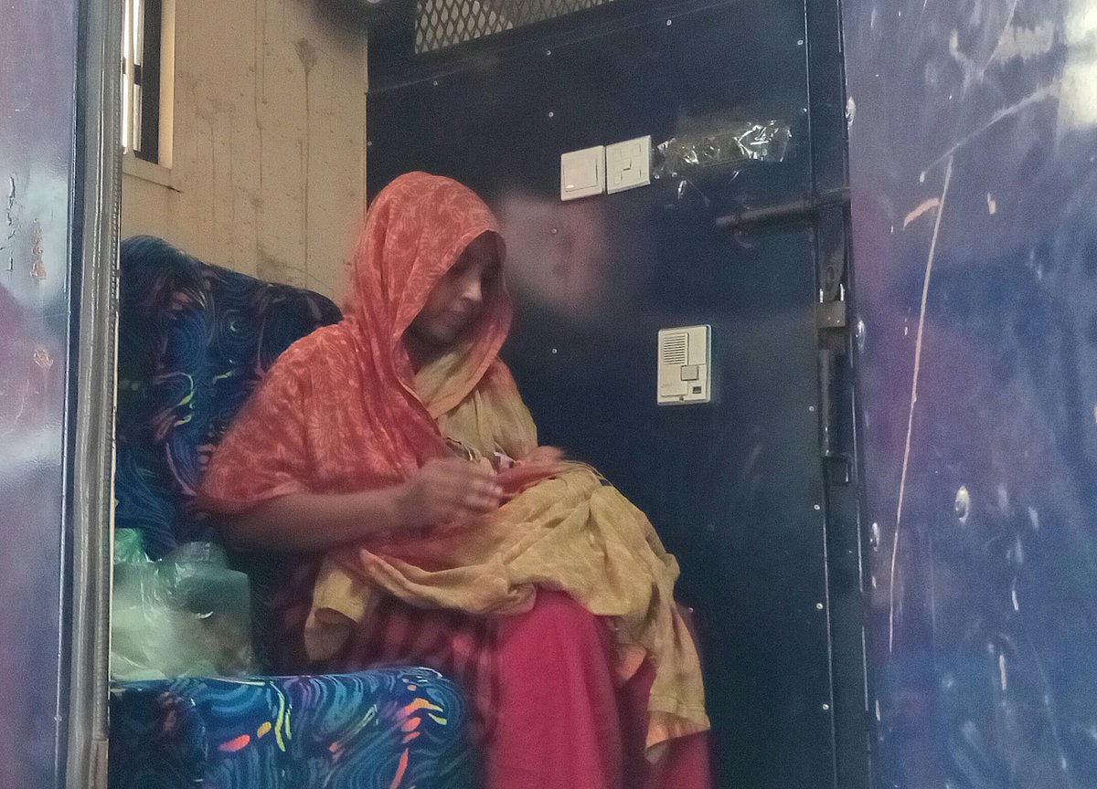 কারাগারে নেওয়ার জন্য প্রিজন ভ্যানে মা শাহাজাদী ও তাঁর ১১ দিন বয়সী নবজাতক। রোববার আদালত প্রাঙ্গণে