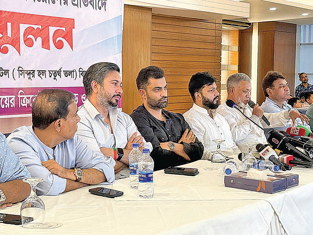 রাজধানীর একটি হোটেলে আজ সংবাদ সম্মেলন করে বিসিবির নির্বাচনে কাউন্সিলর মনোনয়নে সরকারি হস্তক্ষেপের অভিযোগ তুলেছে সংগঠকদের একটি অংশ। সংবাদ সম্মেলনে ওল্ড ডিওএইচএসের কাউন্সিলর ও সাবেক ক্রিকেটার তামিম ইকবাল (বাঁ থেকে তৃতীয়) এবং ব্রাদার্সের কাউন্সিলর ও বিএনপি নেতা ইশরাক হোসেনের (বাঁ থেকে চতুর্থ) সঙ্গে অন্যরা।
