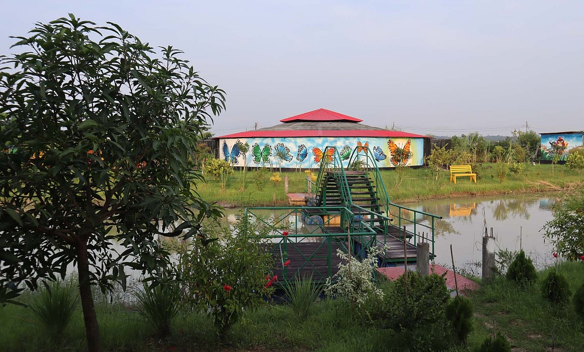 সকালে পানকৌড়িসহ বিভিন্ন পাখি আসে এই লেকে। গত শুক্রবার বিকেলে মৌলভীবাজারের বার্ড পার্ক অ্যান্ড ইকো ভিলেজে