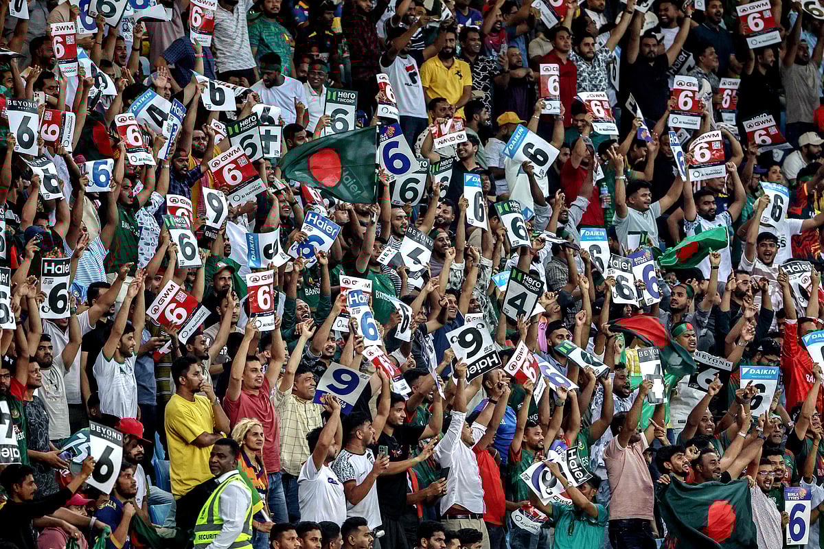 দুবাই আন্তর্জাতিক স্টেডিয়ামে গত রাতে বাংলাদেশ জেতার পর সমর্থকদের উল্লাস