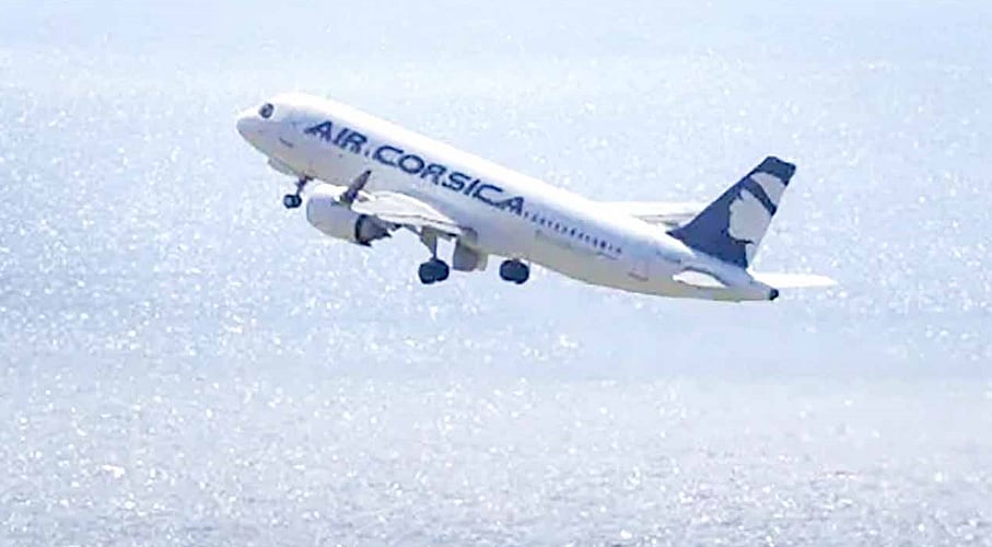 ভূমধ্যসাগরের ওপর দিয়ে উড়ে যাচ্ছে এয়ার করসিকার একটি উড়োজাহাজ