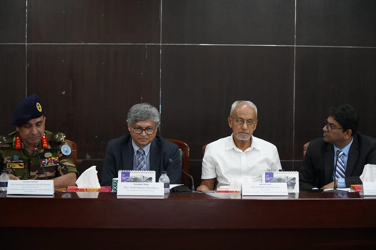 ‘গ্লোবাল পিস অ্যান্ড হারমনি: বাংলাদেশি’স রোল ইন ইউএন পিসকিপিং’ শীর্ষক সেমিনারে (বাঁ থেকে) মেজর জেনারেল হুসেন মুহাম্মদ মসিহুর রহমান, অধ্যাপক আবদুল হান্নান চৌধুরী, মেজর জেনারেল (অব.) ফজলে এলাহী আকবর এবং এম জসিম উদ্দিন। আজ নর্থ সাউথ ইউনিভার্সিটির সেন্টার ফর পিস স্টাডিজ (সিপিএস) এই সেমিনারের আয়োজন করে।
