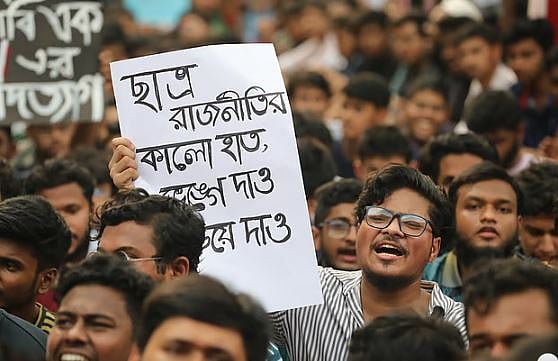 বিশ্ববিদ্যালয়ের ছাত্ররাজনীতি হল দ্বারাই বেশির ভাগ পরিচালিত হয়। এর যত মন্দ দিক আছে, তার প্রায়ই সবই হলের শিক্ষার্থীদেরই আঘাত করে।