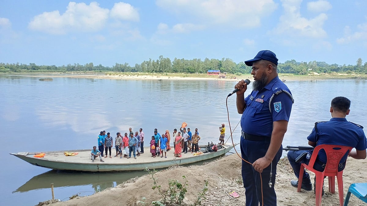 মহালয়ার অনুষ্ঠানে যোগ দিতে পঞ্চগড়ের বোদা উপজেলার আউলিয়ার ঘাটে নৌকায় করতোয়া নদী পার হচ্ছেন পুণ্যার্থীরা। আজ রোববার দুপুরে