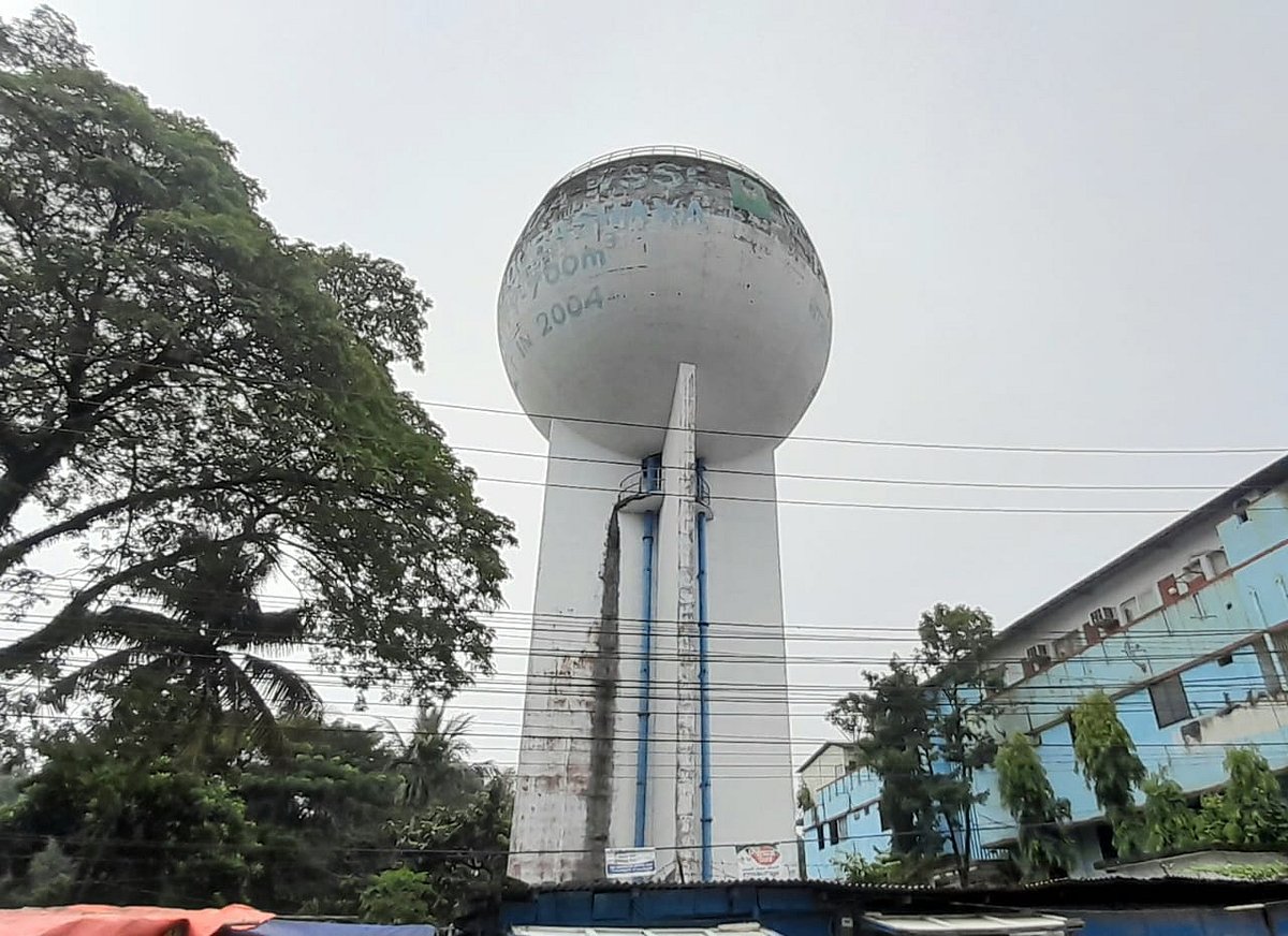 নোয়াখালী পৌরসভার পানি সরবরাহের উচ্চ জলাধার। আজ সকালে শহরের টাউন হল এলাকা থেকে তোলা