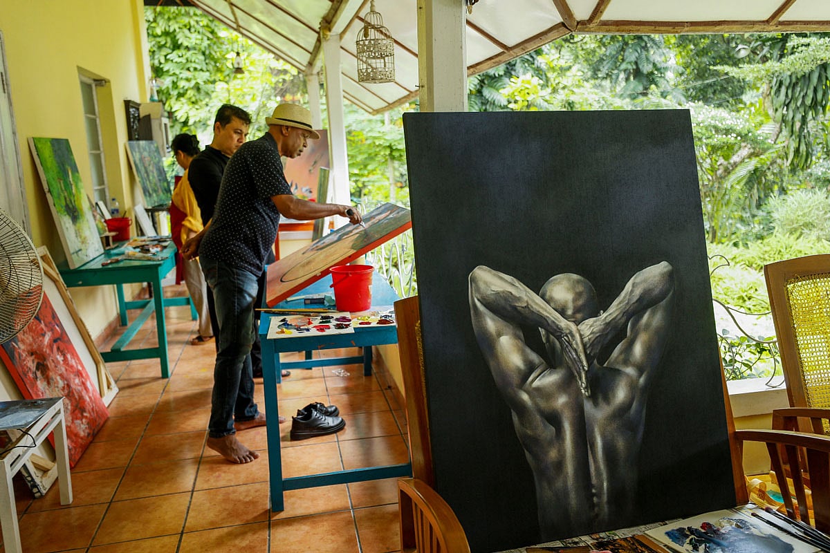 প্রকৃতির সান্নিধ্যে শিল্পীর তুলিতে ফুটে ওঠে সমাজের বিভিন্ন চিত্র। গত শনিবার বেলা একটায় চট্টগ্রাম নগরের বাদশা মিয়া সড়কের ফিনলে পাহাড়ে