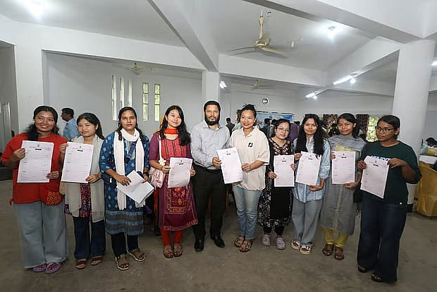 চট্টগ্রাম বিশ্ববিদ্যালয়ের নওয়াব ফয়জুন্নেছা হল সংসদে পাহাড়ি ছাত্রীদের প্যানেল ‘হৃদ্যতার বন্ধন’।  গত সোমবার মনোনয়নপত্র সংগ্রহ করেন তাঁরা