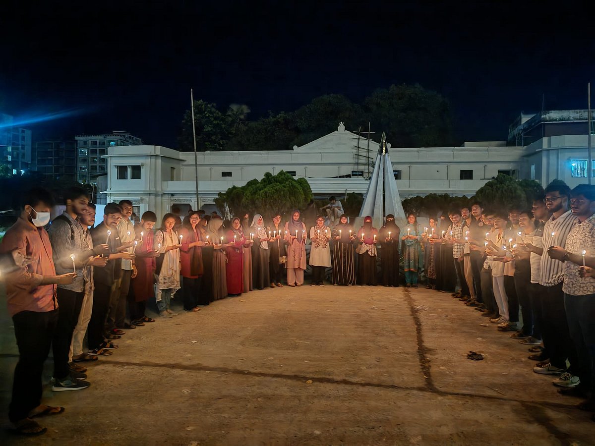 কুমিল্লা বিশ্ববিদ্যালয়ের শিক্ষার্থী ও তাঁর মাকে হত্যার ঘটনায় ন্যায় বিচার দাবিতে মোমবাতি প্রজ্জ্বলন করেছে শিক্ষার্থীরা। সোমবার সন্ধ্যায় কুমিল্লা নগরের কান্দিরপাড় এলাকার টাউন হল মাঠে