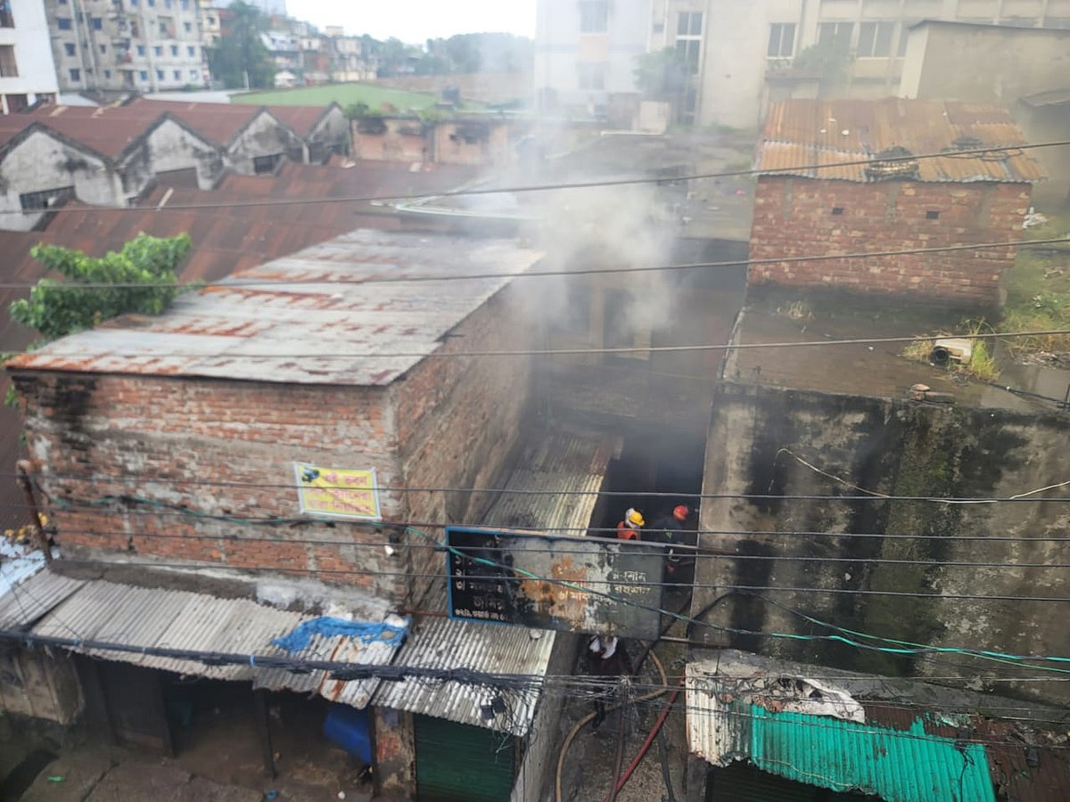গাজীপুর মহানগরীর টঙ্গী এলাকার সাহারা সুপার মার্কেটসংলগ্ন একটি রাসায়নিকের গুদামে আগুন। আজ সোমবার বিকেলে
