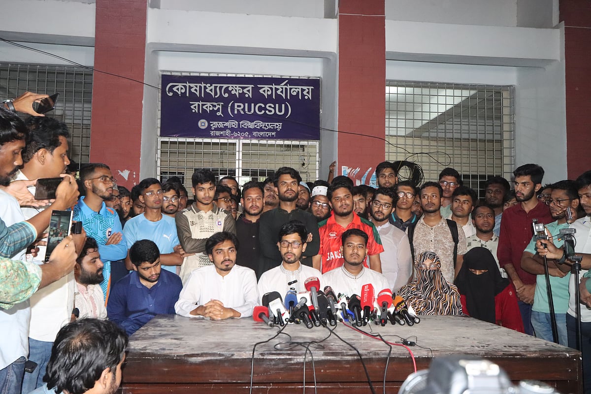 রাকসু নির্বাচন পেছানোর বিষয়ে আনুষ্ঠানিক প্রতিক্রিয়া জানাতে সংবাদ সম্মেলন করে বিশ্ববিদ্যালয় শাখা ছাত্রশিবির। আজ সোমবার রাতে রাকসু কোষাধ্যক্ষের কার্যালয়ে সামনে