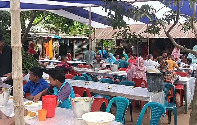 রাজশাহীর পবা উপজেলার বামনশিকড় গ্রামে চল্লিশার আয়োজন করা হয়