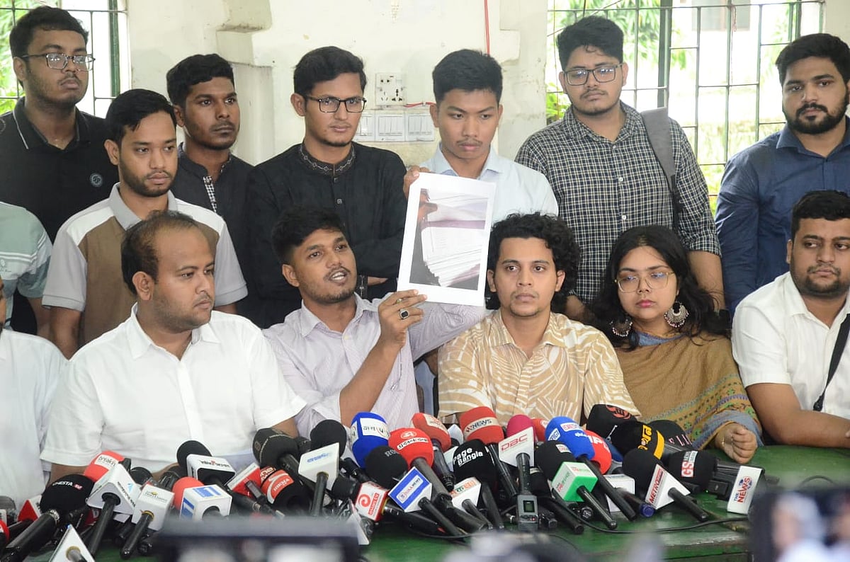 সংবাদ সম্মেলনে অভিযোগের পক্ষে প্রমাণ হিসেবে কাগজপত্র তুলে ধরেন ডাকসু নির্বাচনে ছাত্রদল-সমর্থিত প্যানেল থেকে প্রতিদ্বন্দ্বিতাকারী প্রার্থীরা। আজ সোমবার বেলা ১১টার দিকে ঢাকা বিশ্ববিদ্যালয়ের মধুর ক্যানটিনে