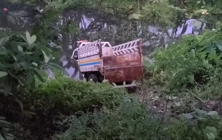 দুর্ঘটনাকবলিত পিকআপ ভ্যান। আজ সকালে ঢাকার ধামরাই উপজেলার কান্দাপটল এলাকায়