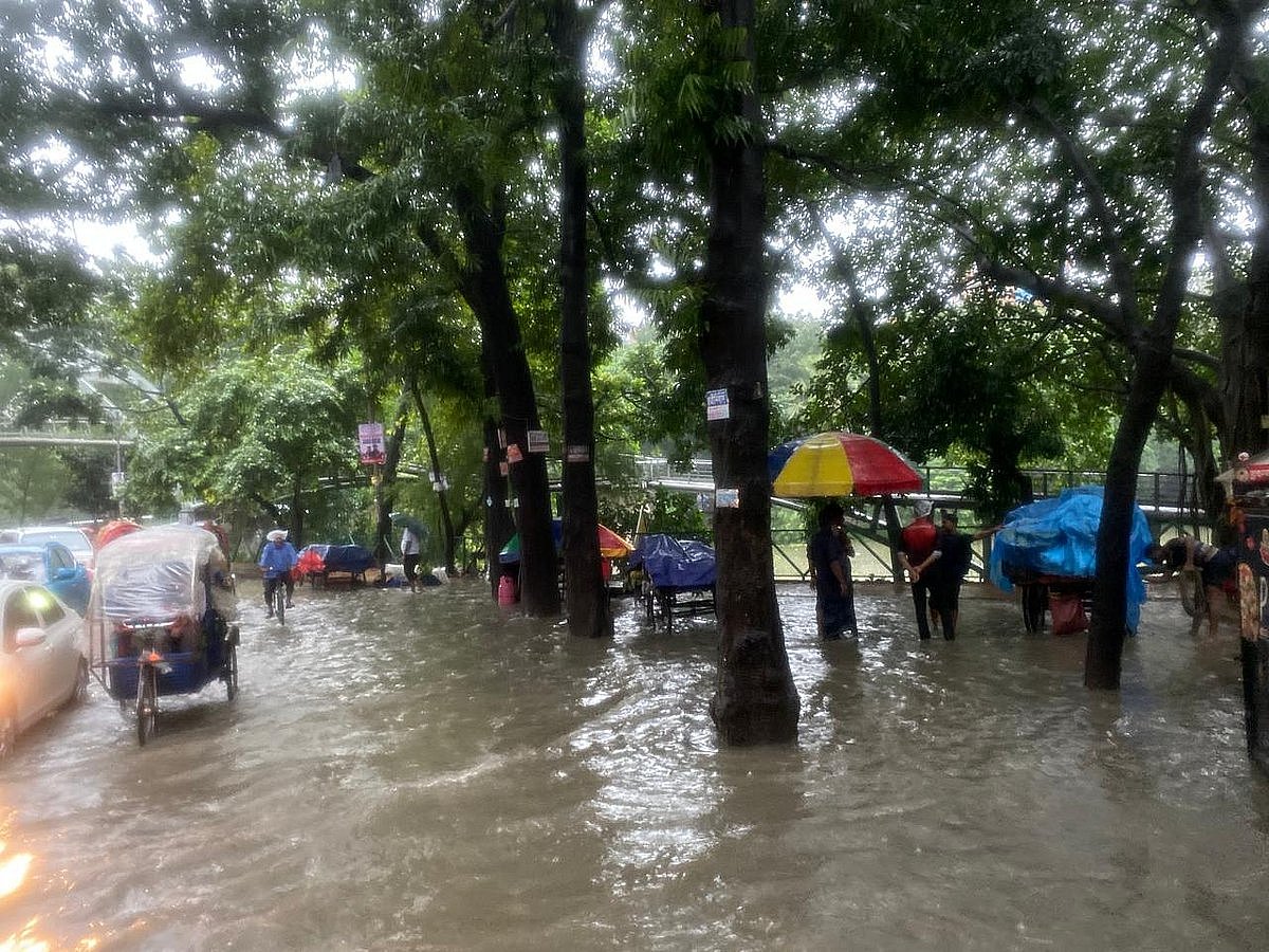 ধানমন্ডির রবীন্দ্র সরোবর জলমগ্ন । আজ সোমবার সকাল ৮টা।