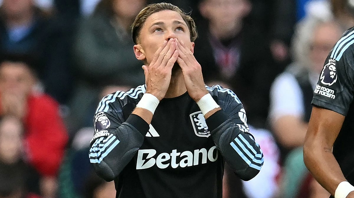 অ্যাস্টন ভিলাকে মৌসুমের প্রথম গোল এনে দেওয়ার পর ম্যাটি ক্যাশের উদ্যাপন