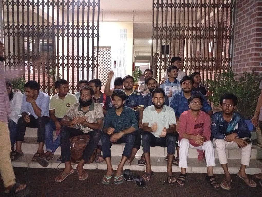 হাকসু নির্বাচনের রোডম্যাপ ঘোষণার দাবিতে শিক্ষার্থীদের অবস্থান কর্মসূচি। আজ সোমবার সন্ধ্যায় বিশ্ববিদ্যালয়ের প্রশাসন ভবনের সামনে