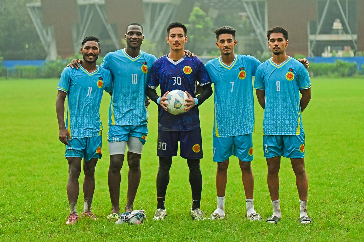 সুলেমান দিয়াবাতের (বাঁ থেকে দ্বিতীয়) সঙ্গে আবাহনী দুই ‘ম’ গোলরক্ষক মিতুল মারমা ও মিডফিল্ডার শেখ মোরছালিন