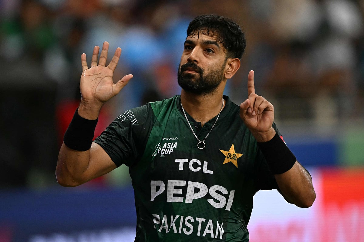 ভারতীয় সমর্থকদের উদ্দেশে কাল এমন অঙ্গভঙ্গি করেন পাকিস্তানের ফাস্ট বোলার হারিস রউফ