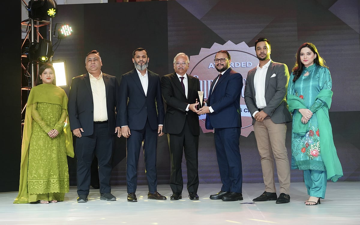 শান্তা হোল্ডিংস লিমিটেড অর্জন করেছে ‘সুপারব্র্যান্ডস’ অ্যাওয়ার্ড। ক্রেস্ট ও সনদ গ্রহণ করছেন প্রতিষ্ঠানটির ঊর্ধ্বতন কর্মকর্তারা