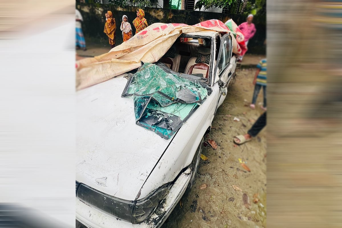 নোয়াখালীর বেগমগঞ্জের কাজী নগরে প্রশিক্ষণ কার নিয়ন্ত্রণ হারিয়ে পুকুরে পড়ে যায়