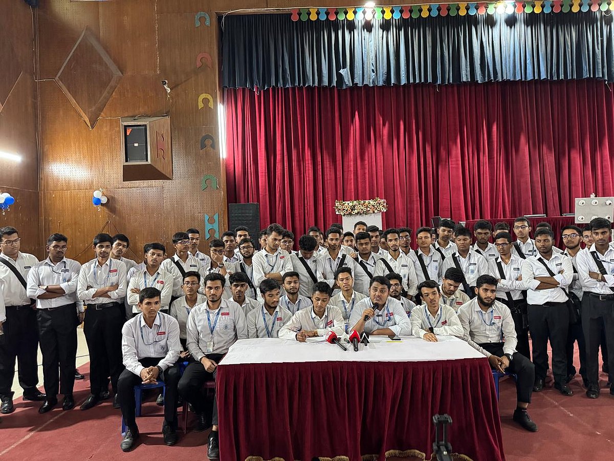 ঢাকার সাতটি সরকারি কলেজের জন্য প্রস্তাবিত কাঠামোয় নতুন বিশ্ববিদ্যালয় করা নিয়ে সংবাদ সম্মেলনে নিজেদের উদ্বেগের কথা তুলে ধরে উচ্চমাধ্যমিক স্তরের ছাত্ররা। আজ সোমবার ঢাকা কলেজ মিলনায়তনে