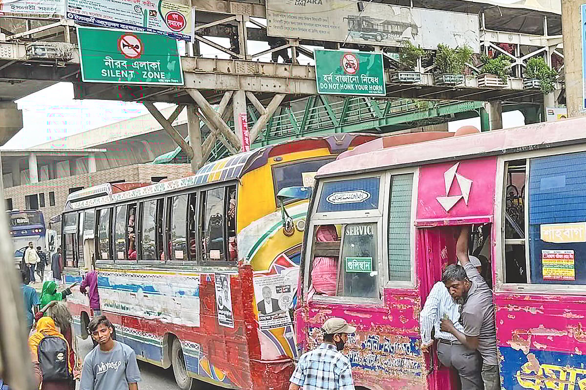 নীরব এলাকার সাইনবোর্ড ঝুলছে ওপরে। নিচে রাস্তায় গগনবিদারী হর্নের শব্দে কান ঝালাপালা