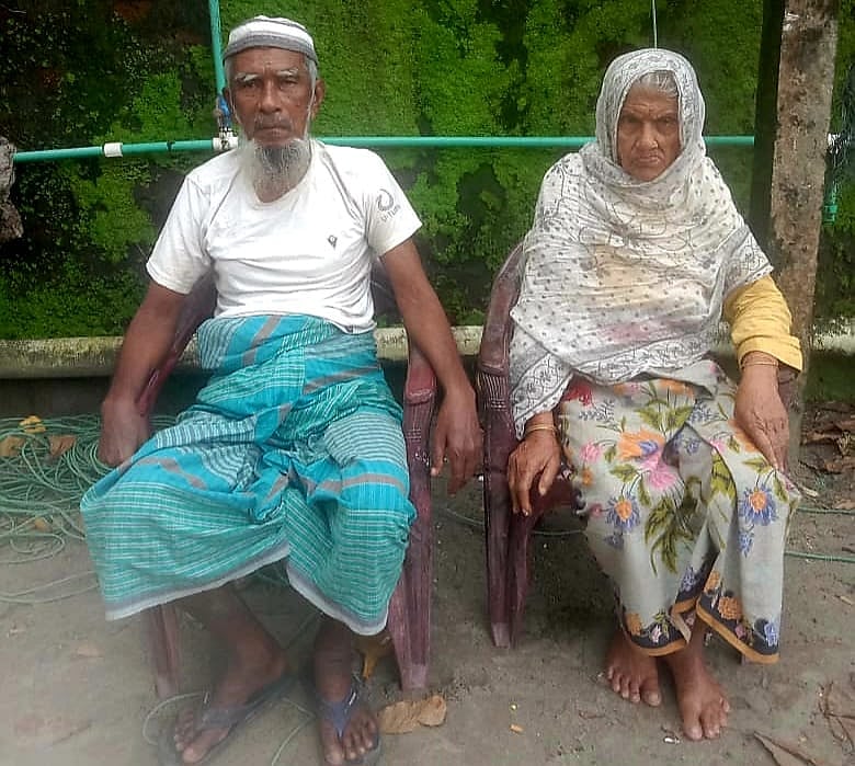 সেন্ট মার্টিন দ্বীপের পশ্চিমপাড়ার বাসিন্দা সুলতান আহমদ ও তাঁর স্ত্রী হাজেরা বেগম। সম্প্রতি তোলা