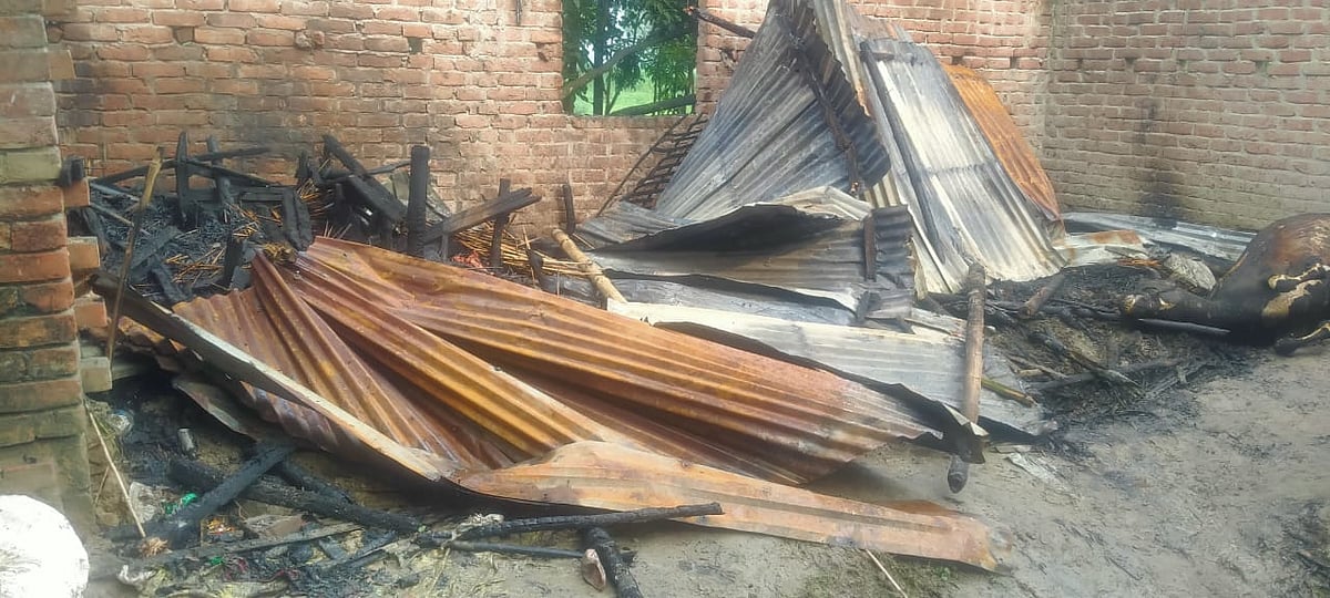 বাগমারায় কয়েলের আগুনে পুড়ে গেছে কৃষকের বাড়িঘরসহ গরু। আজ সোমবার সকালে