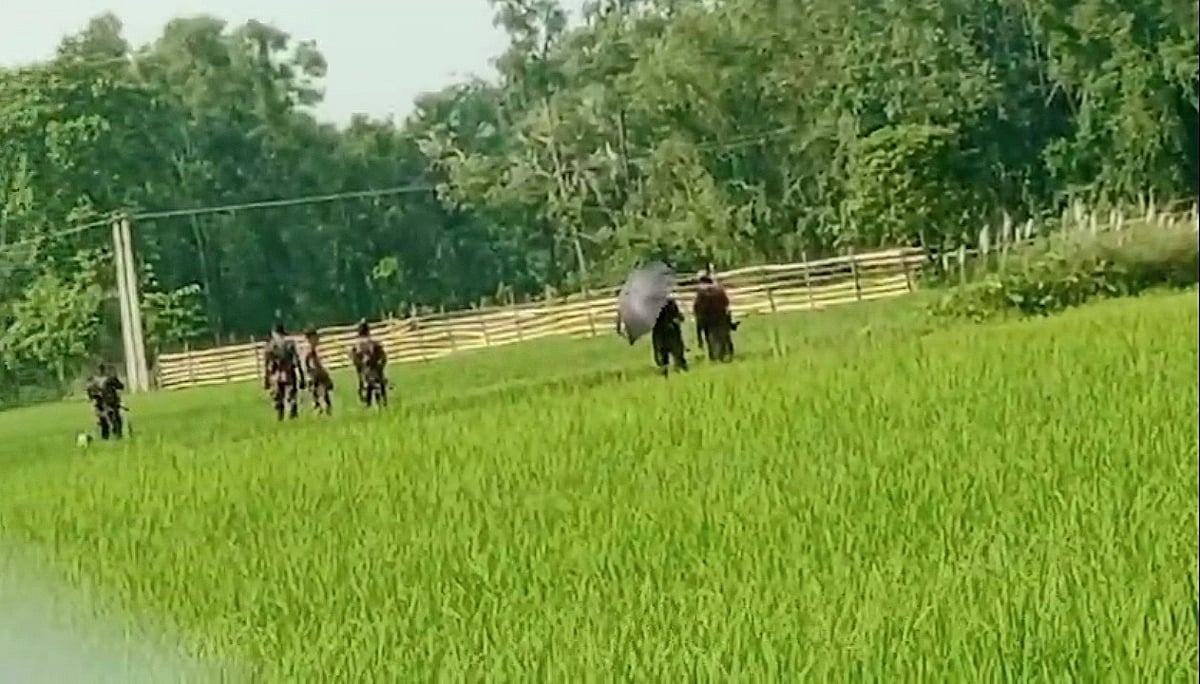 দিনাজপুরের বিরামপুর উপজেলার খিয়ারমামুদপুর সীমান্তে শূন্যরেখা থেকে অল্প ভেতরে ভারতীয় অংশে বাঁশের বেড়া