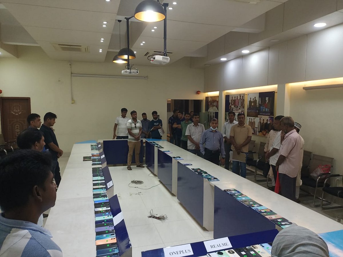 উদ্ধারের পর মালিকদের হাতে ফিরিয়ে দিতে মুঠোফোনের প্রদর্শনীর আয়োজন করে গোয়েন্দা পুলিশ। আজ দুপুরে চট্টগ্রাম নগরের মনসুরাবাদে গোয়েন্দা পুলিশের(ডিবি) কার্যালয়ে