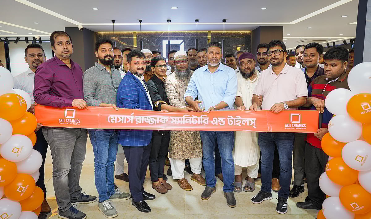 আকর্ষণীয় ফার্নিচার ও উন্নত ডিসপ্লে ব্যবস্থার মাধ্যমে সাজানো হয়েছে নতুন শোরুমটি, যা গ্রাহকদের দেবে এক ভিন্ন অভিজ্ঞতা। রাজশাহী, ২২ সেপ্টেম্বর