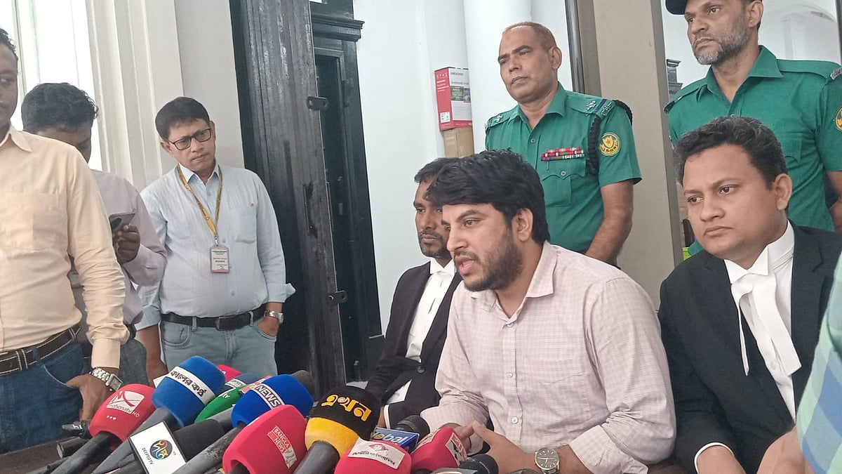 আন্তর্জাতিক অপরাধ ট্রাইব্যুনাল-১-এ সাক্ষ্যগ্রহণ সম্পন্ন হওয়ার পর সাংবাদিকদের সঙ্গে কথা বলেন ইউনাইটেড পিপলস (আপ) বাংলাদেশের আহ্বায়ক আলী আহসান জুনায়েদ। আজ সোমবার আন্তর্জাতিক অপরাধ ট্রাইব্যুনাল প্রাঙ্গণে