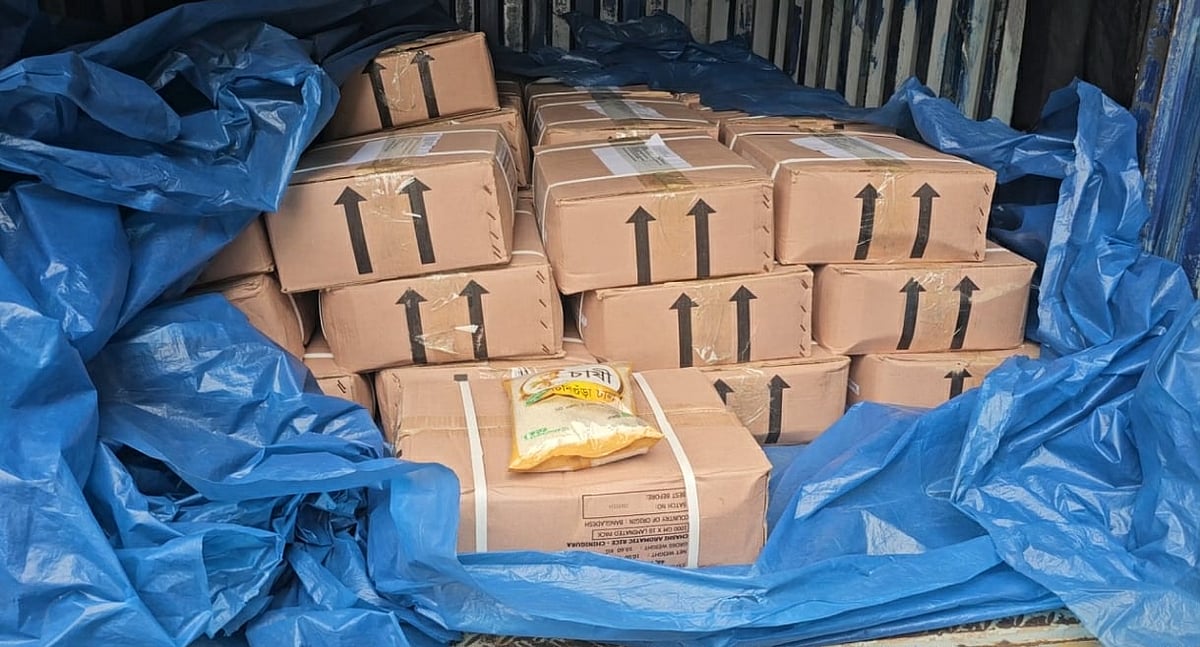 ব্রাহ্মণবাড়িয়ার আখাউড়া স্থলবন্দর দিয়ে ভারতের ত্রিপুরায় সুগন্ধি চিনিগুড়া চাল পাঠানো হয়েছে। আজ সোমবার দুপুরে