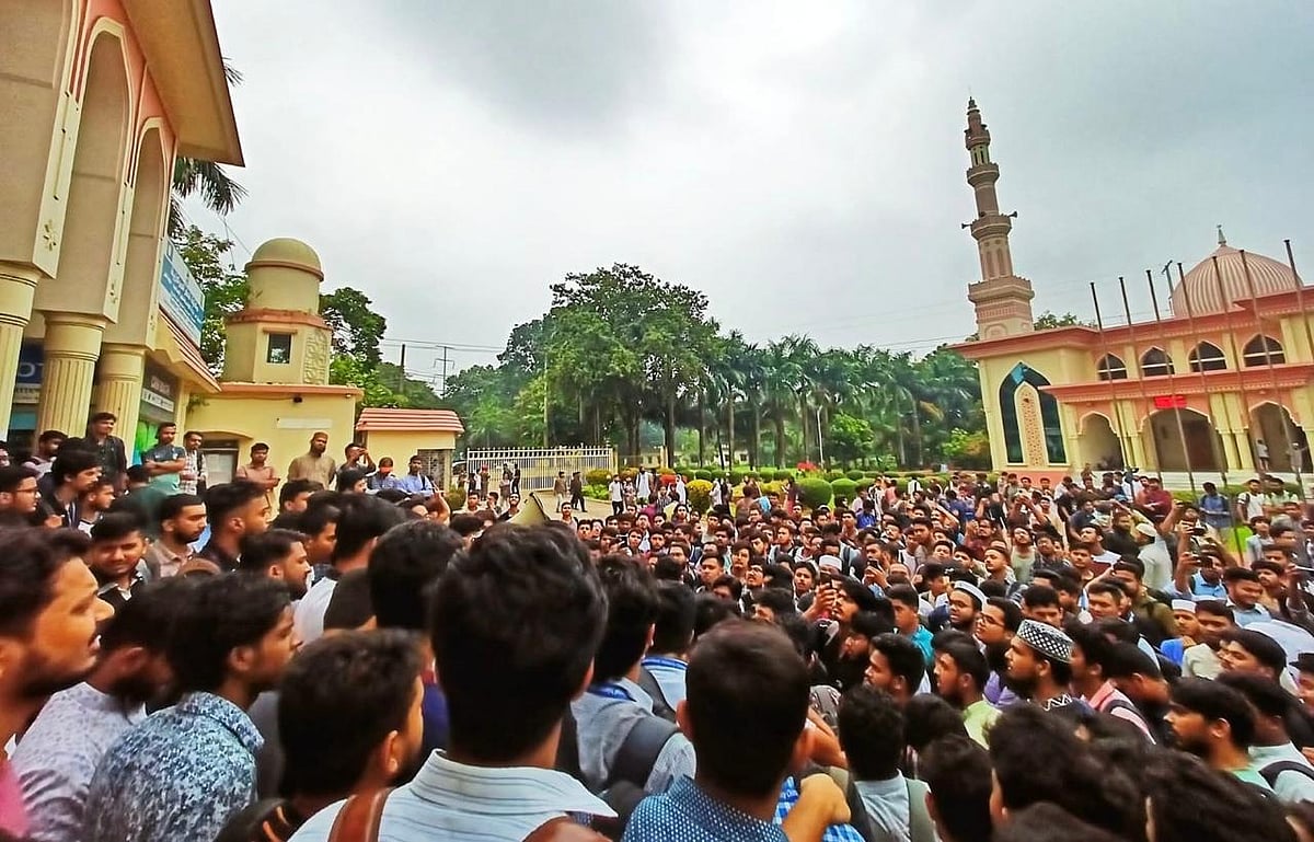 চট্টগ্রামের সীতাকুণ্ডে আন্তর্জাতিক ইসলামী বিশ্ববিদ্যালয় চট্টগ্রামে শিক্ষার্থীদের আন্দোলনে পাঁচ ঘণ্টা প্রশাসনিক ভবন অবরুদ্ধ ছিল। আজ সোমবার সকাল ১০টা থেকে বেলা ৩টা পর্যন্ত এই বিক্ষোভ কর্মসূচি চলে