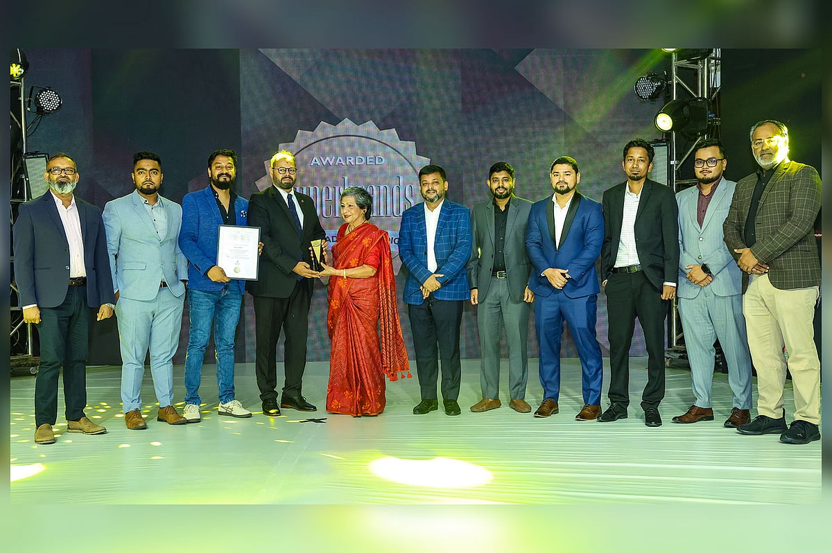 আকিজ সিরামিকস অর্জন করেছে ‘সুপারব্র্যান্ডস অ্যাওয়ার্ড’। ক্রেস্ট ও সনদ গ্রহণ করছেন প্রতিষ্ঠানটির ঊর্ধ্বতন কর্মকর্তারা। ঢাকা, ২০ সেপ্টেম্বর