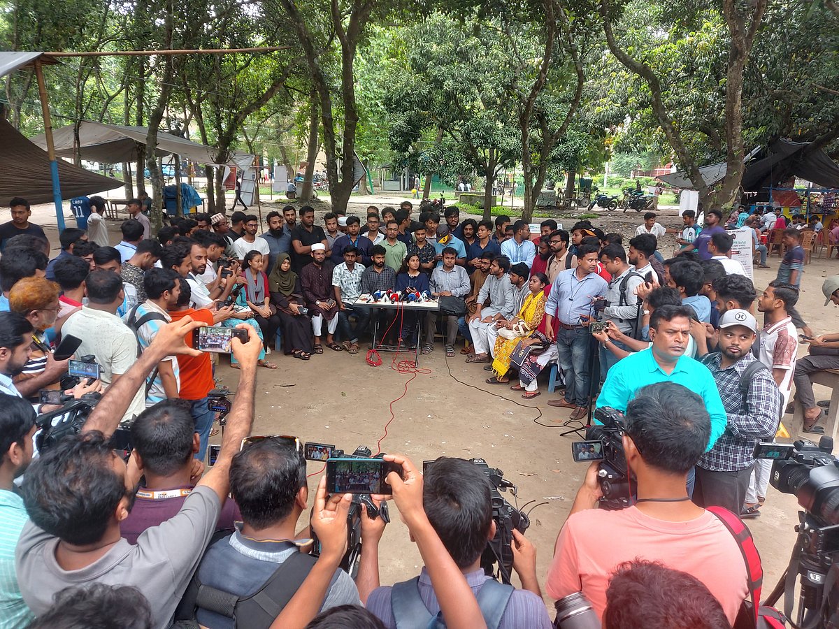 কয়েকটি প্যানেলসহ স্বতন্ত্র প্রার্থীরা ক্যাম্পাসের পরিবহন মার্কেটের আমতলায় সংবাদ সম্মেলন করেন। আজ সোমবার দুপুরে