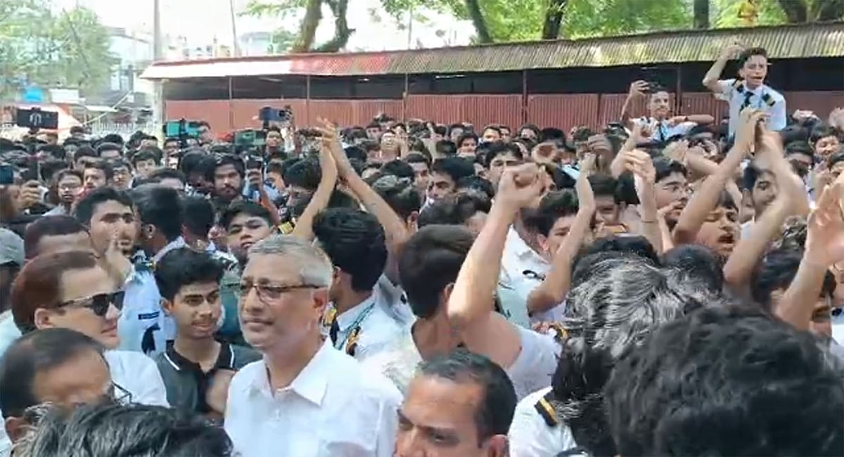 সিলেটের স্কলার্সহোম স্কুল অ্যান্ড কলেজের শিক্ষার্থী মৃত্যুর ঘটনায় আত্মহত্যার প্ররোচনা দেওয়ার অভিযোগ তুলে সহপাঠীদের বিক্ষোভ। গতকাল সোমবার সকালে নগরের শাহি ঈদগাহ এলাকায়