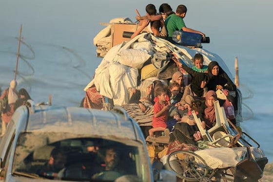 ইসরায়েলের সামরিক অভিযানকে কেন্দ্র করে উত্তর গাজা থেকে বাস্তুচ্যুত ফিলিস্তিনিরা দক্ষিণের দিকে সরে যাচ্ছেন। ২০ সেপ্টেম্বর, ২০২৫