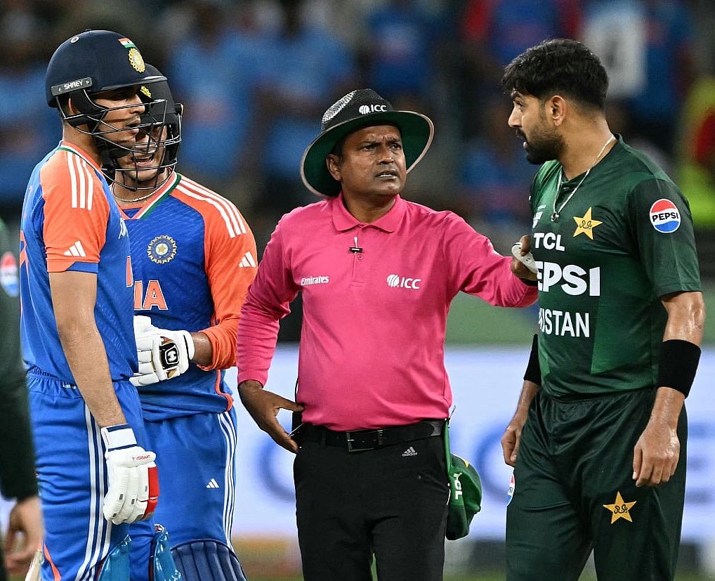 হারিস রউফ ও অভিষেক শর্মার উত্তপ্ত বাক্যবিনিময়ের মধ্যে হস্তক্ষেপ করেন আম্পায়ার গাজী সোহেল