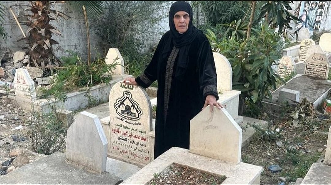 জামিলা সানকারার ছোট ছেলে মাহমুদকে গুলি করার পর তাঁকে নিয়ে যান ইসরায়েলি সেনারা। ছেলের মরদেহ ফিরে পাওয়ার আশায় একটি কবর প্রস্তুত করে দিন গুনছেন জামিলা। বালাতা শরণার্থীশিবির, পশ্চিম তীর, ফিলিস্তিন