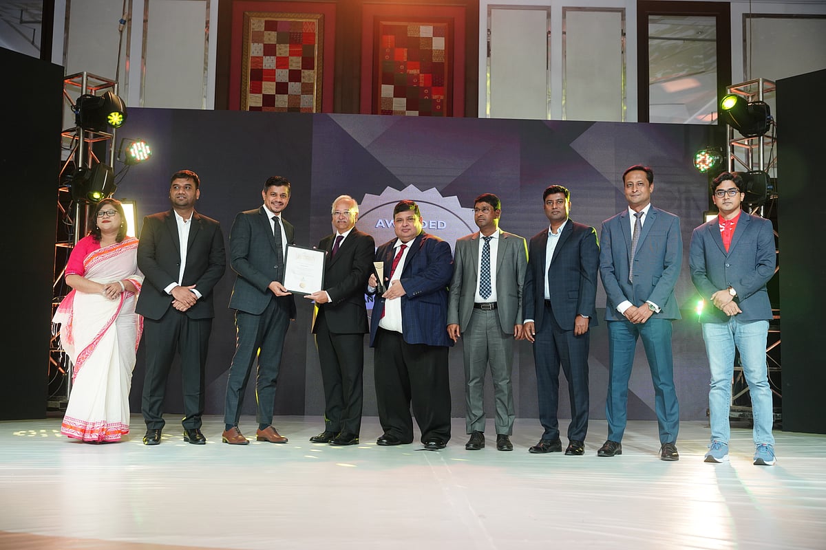 শাহ্ সিমেন্ট অর্জন করেছে ‘সুপারব্র্যান্ডস’ অ্যাওয়ার্ড।  ক্রেস্ট ও সনদপত্র গ্রহণ করছেন প্রতিষ্ঠানটির ঊর্ধ্বতন কর্মকর্তারা