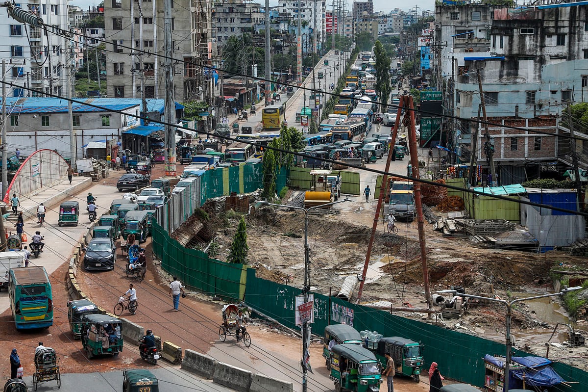 জলাবদ্ধতা নিরসনের জন্য চলমান কাজের অংশ হিসেবে চট্টগ্রাম-কক্সবাজার মহাসড়কের বহদ্দারহাট এক কিলোমিটার এলাকায় দীর্ঘদিন ধরে চলছে সেতু নির্মাণকাজ। এতে যানজটে ভোগান্তিতে পড়তে হচ্ছে চলাচলকারীদের। গতকাল বেলা ১১টায়