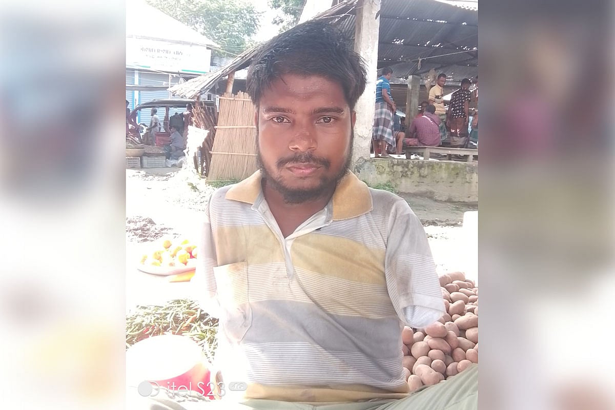 নিজের কাঁচামালের দোকানে জসিম মাতুব্বর। আজ মঙ্গলবার সকালে ফরিদপুরের নগরকান্দা উপজেলার রসুলপুর বাজারে