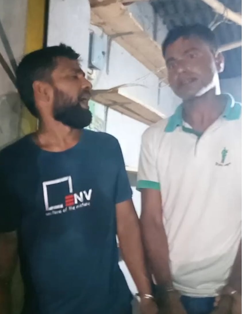 জয়পুরহাটে ডিবি পরিচয়ে চাঁদাবাজি করতে এসে স্থানীয় লোকজনের হাতে দুজন আটক হয়েছেন। গতকাল সোমবার রাতে