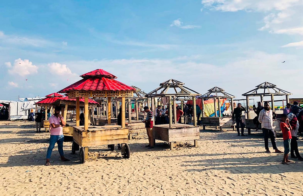 রাতের অন্ধকারে কক্সবাজার সৈকতের সুগন্ধা পয়েন্টে বসানো হয়েছে ভ্রাম্যমাণ দোকানপাট