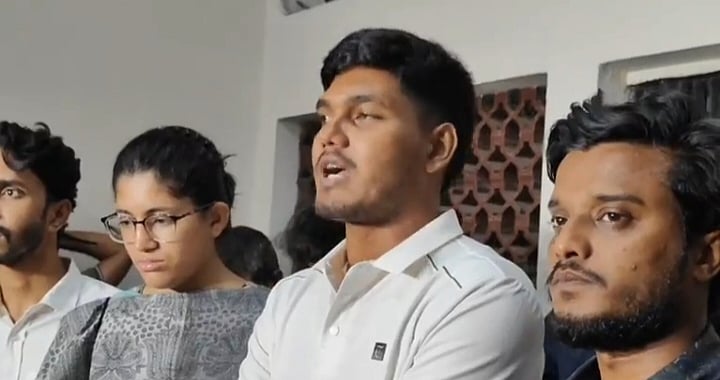 ঢাকা বিশ্ববিদ্যালয়ের রেজিস্ট্রার ভবনের সামনে সাংবাদিকদের সঙ্গে কথা বলেন আবিদুল ইসলাম খান, উমামা ফাতেমা ও আবদুল কাদের