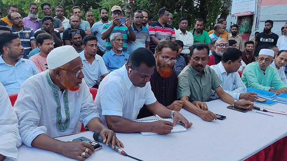 বাগেরহাটে চারটি সংসদীয় আসন পুনর্বহালের দাবিতে গণস্বাক্ষর কর্মসূচি শুরু করেছে সর্বদলীয় সম্মিলিত কমিটি। মঙ্গলবার বিকেলে বাগেরহাট শহীদ মিনার চত্বরে