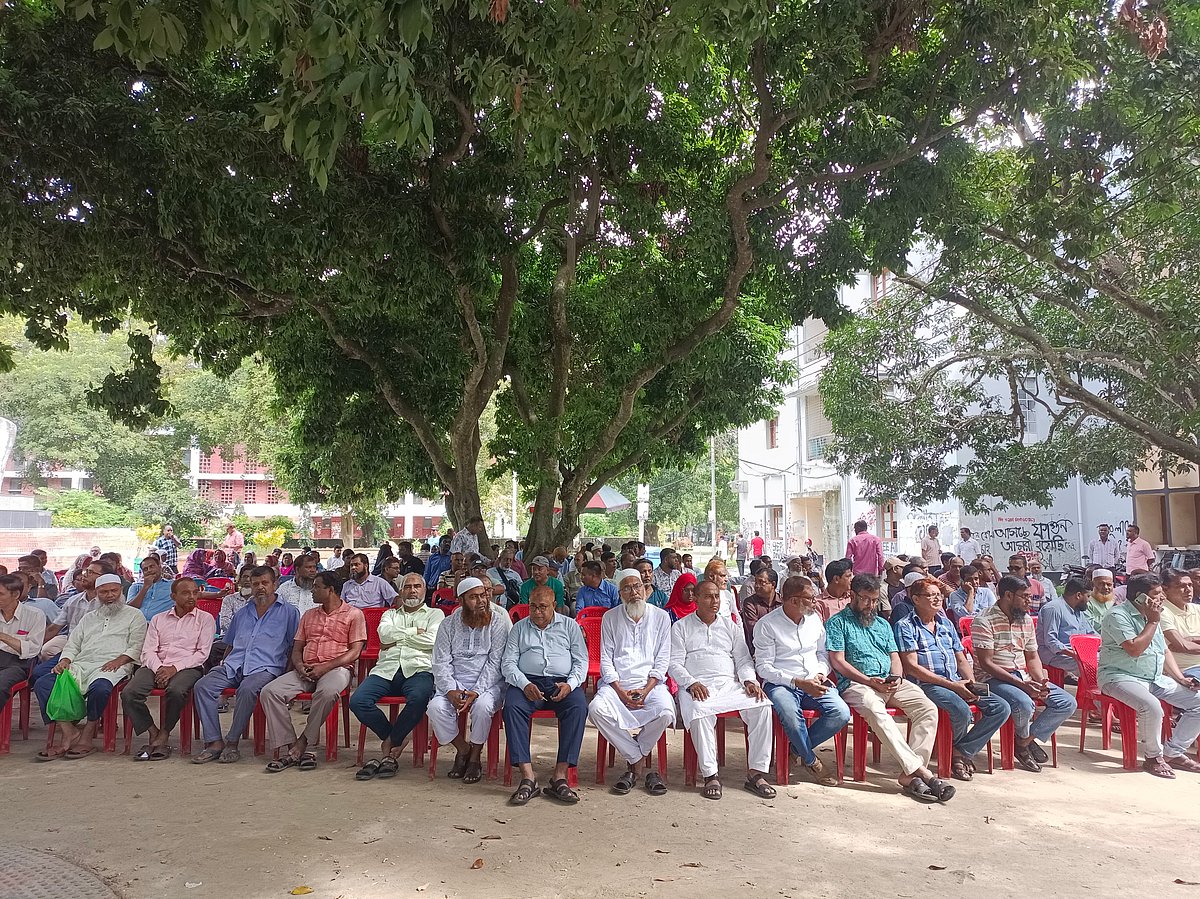 রাজশাহী বিশ্ববিদ্যালয়ের প্রশাসন ভবনের পশ্চিম পাশে বসে শাটডাউন কর্মসূচি পালন করছেন শিক্ষক-কর্মকর্তা-কর্মচারীরা। আজ মঙ্গলবার সকাল সাড়ে নয়টার দিকে