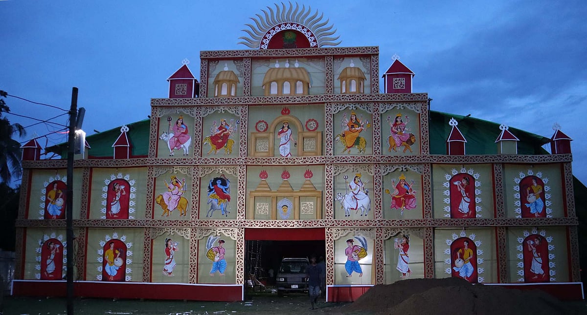 মহেশ্বরী পূজামণ্ডপের তোরণকে আকর্ষণীয় করে সাজানো হচ্ছে। সোমবার সন্ধ্যায় মৌলভীবাজার শহরের কাশীনাথ আলাউদ্দিন হাইস্কুল ও কলেজ মাঠে