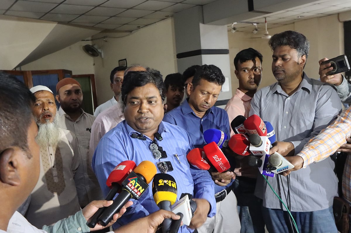 কর্মকর্তা-কর্মচারীদের সঙ্গে বৈঠক শেষে সাংবাদিকদের সঙ্গে কথা বলেছেন বিশ্ববিদ্যালয়ের জনসংযোগ দপ্তরের প্রশাসক অধ্যাপক আখতার হোসেন মজুমদার। আজ মঙ্গলবার দুপুরে বিশ্ববিদ্যালয়ের প্রশাসন ভবনে